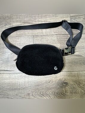 lululemon athletica Black Sherpa Crossbody Belt Bag